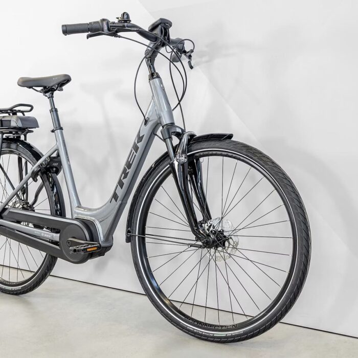 Velo-Electrique-Trek-District-2-Lowstep-Gris-2023-1.jpeg