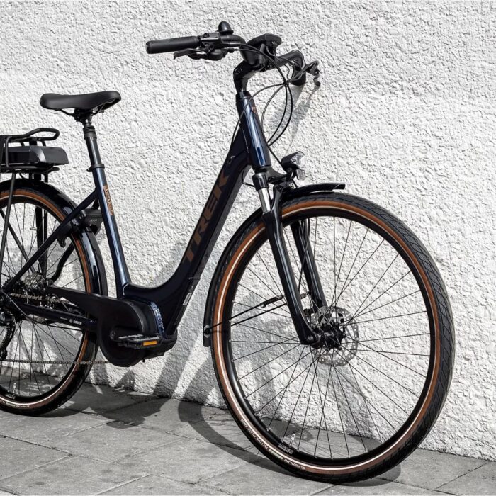 Velo-Electrique-ville-Trek-Verve-2-Lowstep-400-Wh-2022-1.jpeg